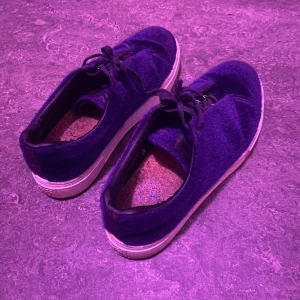 Blå Eytys - Snygga blå sneakers med svart snörning och vit sula. Perfekta under sommaren! Säljs billigt då ingen box eller påse medföljer. Dessa är i strlk 45. Kom privat för fler frågor!