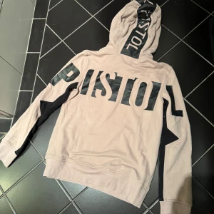 Elly Pistol hoodie  - Beige hoodie från Elly Pistol med svart text och detaljer. Väldigt populär, helt slutsåld. Är öppen för prisförslag🛍️💖