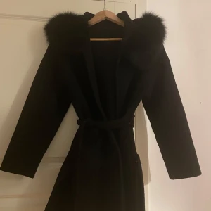 Kappa med päls från garoff - Bra skick. Använd några få gånger! Köpt från garnoff för 2500. Säljs för 900! Storlek Xs. Kan förhandla pris! 🫶