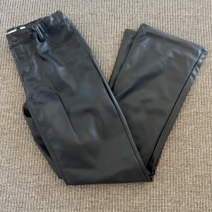 Svarta skinn/pu byxor - Snygga lågmidjade och utsvängda skinnbyxor från Vero Moda barn. Motsvarar stl xs. Endast använda ett fåtal gånger så i de är i mycket bra skick🤩