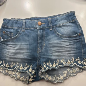 Jeansshorts - Så fina shorts som passar perfekt till sommaren, dom är storlek 9-10 år men passade mig när jag bar 32/34 som var förra sommaren (är 16)💕💕🥰🩷🩷