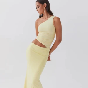 Gul oneshoulder klänning - Snygg gul oneshoulder klänning med en tight passform och cut-out detalj i midjan. Köpt från peppermayo. Fråga för egna bilder. 