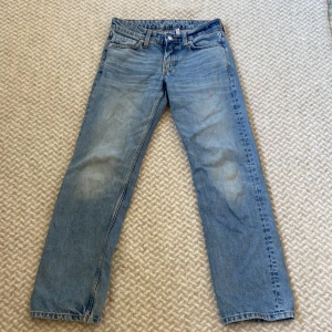 Blå jeans från Weekday - Säljer ett par klassiska blå jeans från Weekday. De har en rak passform och är tillverkade i denim. Perfekta för en avslappnad stil. Säljer då dem är för korta för mig. Jag är 160,5. 