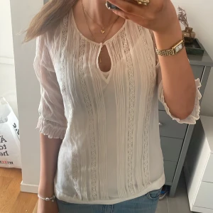 Vit blus - Säljer denna cremevita blus. Den har ett inbyggt linne och fina detaljer. Perfekt till sommaren då materialet är väldigt tunnt. Står ingen storlek eller märke men skulle gissa strl S. 