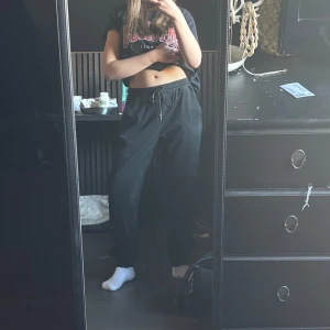 Svarta mjukisbyxor från Zara - Säljer mina svarta mjukisbyxor ifrån Zara i st S. Dem är använda några gånger men är i bra skick. Säljer för 80kr+frakt