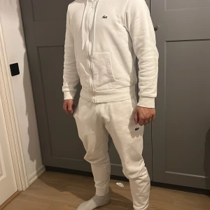 Traicksuit Lacoste - Säljer en fin Lacoste tracksuit. Den är i nytt skick. Givetvis äkta. Passar både killar och tjejer egentligen men mestadels åt killar. Hör av er vid fler frågor.