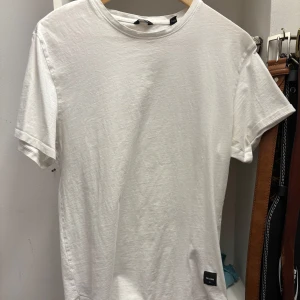 Vit t-shirt från Only & Sons - Säljer en klassisk vit t-shirt från Only & Sons. Den har en enkel design med rund hals och korta ärmar. Perfekt basplagg för alla tillfällen. 