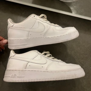 Vita Nike Air Force sneakers - Säljer ett par klassiska vita Nike Air Force sneakers. Pris kan diskuteras. 