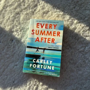 Every Summer After - Boken 'Every Summer After' av Carley Fortune är en New York Times bestseller. Den handlar om kärlek och de val som formar våra liv. Perfekt för sommarens läsning med en fängslande berättelse om sex somrar och ett ögonblick som förändrar allt.
