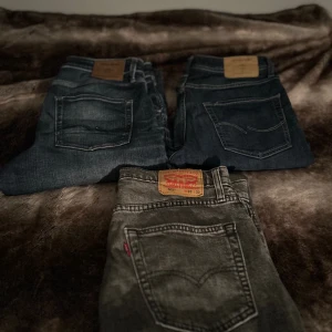 Blå jeans från Jack & Jones och Levis  - 3st jeans som är i mycket fint skick. Levis 502 W33 L32. Jack Jones jeansen är båda i W33 och L33 och säljs för 150kr st. Levi’s jeansen säljs för 399kr. Men alla jeans säljs tillsammans för 600