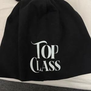 Svart mössa med text - Top class mössa, aldrig använd endast testad, köp för 500kr 