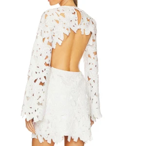 Vit spetsklänning med öppen rygg student  - Vit student spets klänning från revolve, nypris 5000kr. Beställt både xs och s från usa med dyr tull och säljer därav den som ej kommer passa! Har därför ännu inga egna  bilder, får den i mitten av april! 