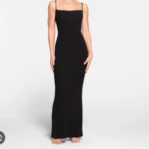 Svart långklänning från skims  - Elegant svart långklänning med smala axelband. Perfekt för en stilren och sofistikerad look. Storlek XS💕
