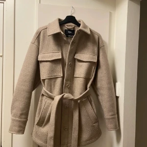 Beige oversize kappa - Jätte fin kappa använd ett fåtal gånger🤎 skulle säga att den är som en S