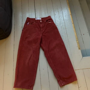 Röda manchesterbyxor från Big Boy - Snygga röda manchesterbyxor från Big Boy i storlek XS. Byxorna har en klassisk design med knappar. Perfekta för en stilren look med en touch av retro. Säljer för 600 kr men pris kan diskuteras✅skick 9/10 använda fåtal gånger! Bara att höra av sig vid funderingar😁