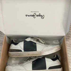 Pepe Jeans Skor - Snygga mörkblå bita skor från Pepe Jeans. Perfekta inför våren/sommaren. Skriv för fler frågor