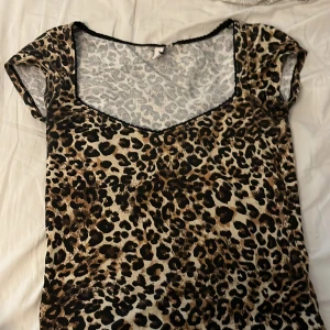 Leopardmönstrad topp från Nelly - Populär Leopardmönstrad topp från Nelly i storleken M men funkar som S💕