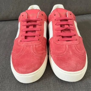 Rosa flycrews från Valentino - As snygga valentino flycrews! Har inget äkthets bevis då jag fick dem och tre bitar har även trillat av så därav priset🩷Dustbag och box ingår!