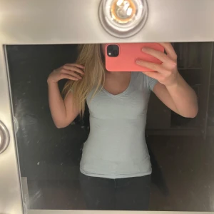 Ljusblå t-shirt - Sååå fin!!!💕💕🥰🥰