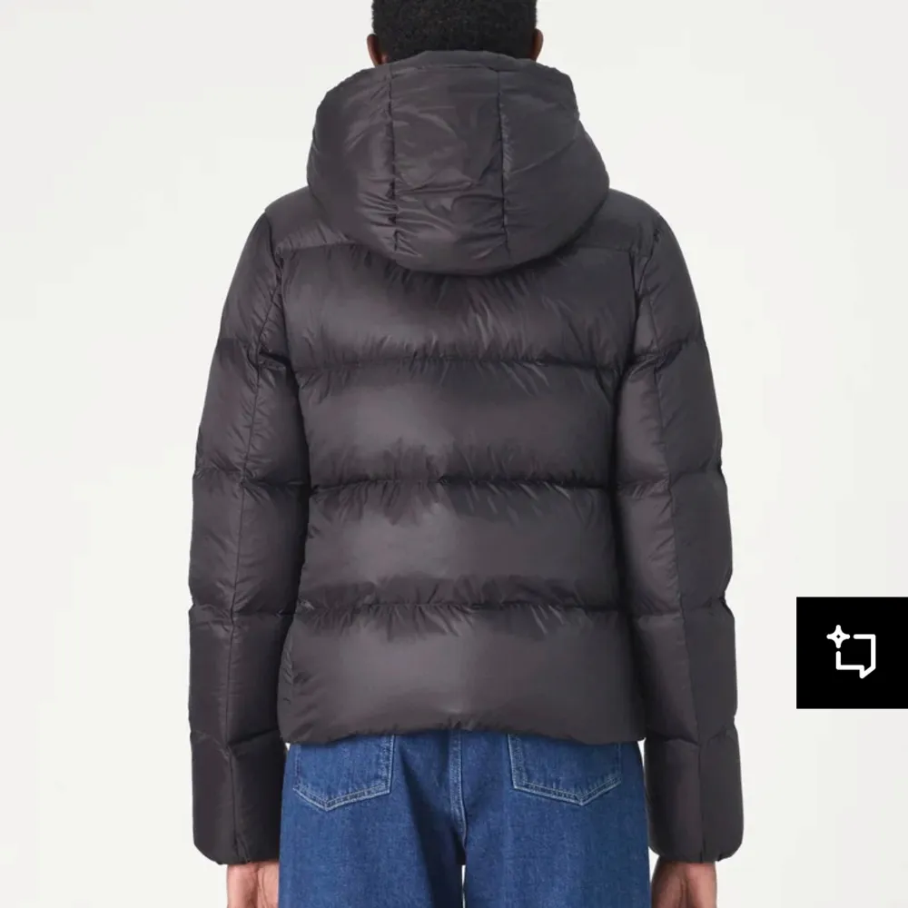 Snygg svart dunjacka från Calvin Klein med dragkedja och huva. Jackan har en pufferdesign och är perfekt för kyligare väder änvänt minst en månad inte min still längre. Takit.