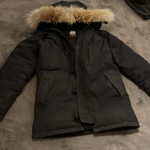 Canada Goose Chateu Parka - Säljer min äkta Canada Goose-jacka som är köpt på NK i Stockholm. Har hål i innerfickorna fram som vart lite svårt att ta bild på och i sömmarna på armen i övrigt gott skick 3.5/5.