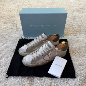 Philippe Model - Tjena! Säljer nu dessa Philippe Model skor i storlek 42. De är i använt skick men funkar utmärkt ändå! Allt og ingår och pris kan diskuteras!