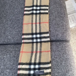 Burberry halsduk( vanligaste) förgen av halsdukarna - Säljer en helt nu burberry halsduk i mycket bra skick som passar perfekt för våren
