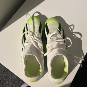 Adidas Crazyfast futsalskor - Snygga Adidas Crazyfast fotbollsskor i vitt och neongrönt med svarta detaljer. Skorna är använda under ett tillfälle och kommer nu inte till användning något mer. Köp!💘