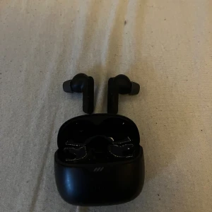 JBL Tune Beam True Wireless Hörlurar - Säljer JBL Tune Beam True Wireless hörlurar med aktiv brusreducering och Pure Bass-ljud. Perfekt passform och upp till 48 timmars batteritid. Kommer med laddningsetui. Har använt dom ett fåtal gånger så dom är nästintill helt nya. Nypris är cirka 800kr 