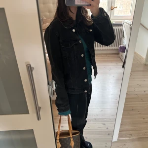 Svart jeansjacka från Zara - Säljer en stilren svart jeansjacka från Zara. Jackan har en klassisk design med knappar framtill och två bröstfickor. Perfekt för en casual look.🤩✨