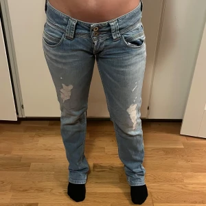 Pepe jeans - Snygga pepe jeans med låg midja, rak passform och slitna detaljer på framsidan för en trendig look. Jeansen är i storlek W28 L32. De första två bilderna är lånade då jeansen är för stora.