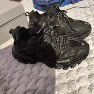 Balenciaga track - Svarta balenciaga tracks. Ganska nya. Har vatten på sig i bilden det är därför dem ser glänsiga ut på botten. Riktiga✅