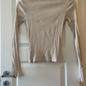Topp från Gina tricot - Endast använd en gång, slits vid armarna 