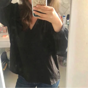 Blus - Säljer en svart blus från VERO MODA, märket är ”Aware”, i strl. XS. V-ringad blus med varsin knapp på änden av ärmarna🖤  Oanvänd sen 1,5 år tillbaka.  (FRI FRAKT I 7 DAGAR FRÅN OCH MED 16 MARS🙌)