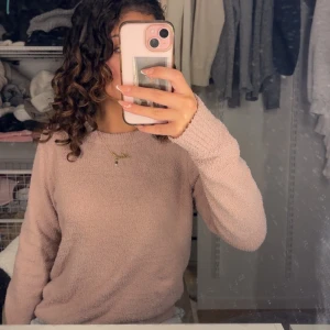 Rosa fluffig tröja - Mysig rosa stickad tröja köpt perfekt för kyliga dagar och sitter så bekvämt på. 💞Är i storlek M men passar både folk som har S och Xs