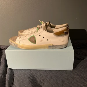 Philippe modell skor - Säljer dessa Philippe modell skor då de ej kommer till någon användning. Skorna är i bra skick och om du har någon fråga eller liknande är det bara att skriva. Pris kan diskuteras