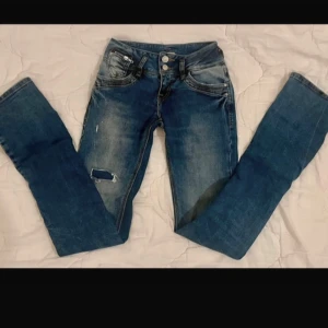 LTB Blå jeans - Snygga blå jeans med revor och låg midja. De har en klassisk femficksdesign och stängs med dragkedja och knapp. Perfekta för en avslappnad stil. Helt oanvända LTB jeans 💕 Strl W25 W34    Nypris 900kr
