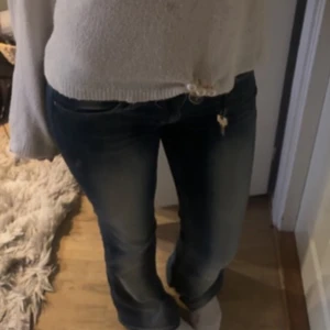 Blå bootcut jeans - Säljer dessa blåa jeans från weekday, använd fåtal ggr💞