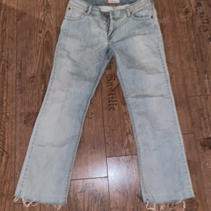 Ljusblå Levis 570 jeans - Säljer ett par ljusblå Levis jeans storlek M/38. Sparsamt använda o inga synliga täcken på användning💕