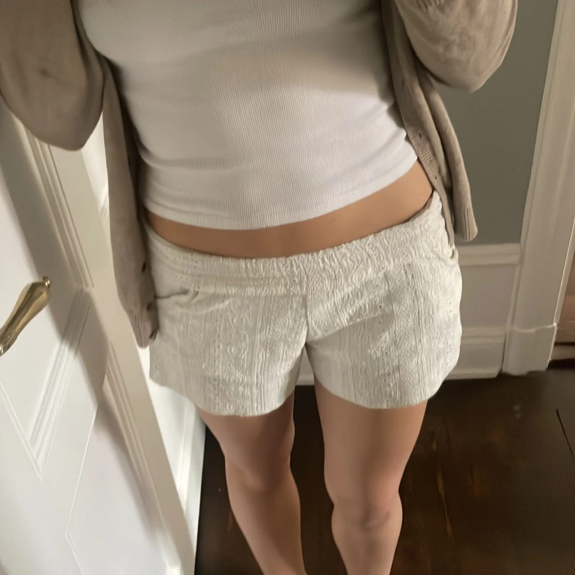 Vita shorts med broderi