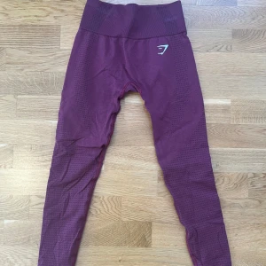 Gymshark träningstights  - Vinröda träningstights från Gymshark vital seamless modellen. Lite spricket vid märket med inte mycket.