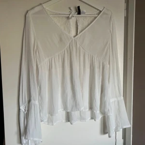 Flowy blus - Superfin blus med volangärmar och spets på baksidan!💘