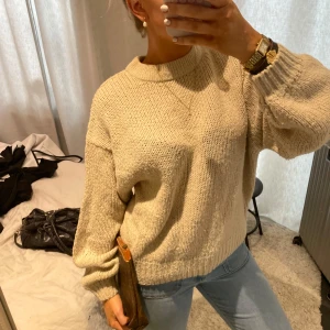Beige stickad tröja - Säljer en mysig beige stickad tröja med rund hals och långa ärmar. Perfekt för kyligare dagar och lätt att matcha med jeans eller kjol. Enkelt och stilrent plagg för garderoben🤎
