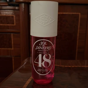 Sol de Janeiro Cheirosa 48 Perfume Mist - Fräsch och exotisk doft från Sol de Janeiro i en stilren rosa flaska med vit kork. Perfekt för att ge en tropisk känsla. Flaskan har en praktisk sprayfunktion för enkel applicering. Perfekt för sommaren. Jag vill ej ha den längre eftersom jag inte gillar tropiska lukter längre. Den är väldigt full, knappt använd. 