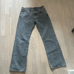 Gråa jeans från Hope - Säljer ett par grå jeans från Hope i modellen Rush Jeans i storlek 31. Använda ett fåtal gånger. 