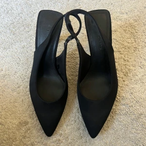 Svarta klackar med spetsig tå - Snygga svarta klackar med spetsig tå. Använd någon enstaka gång men annars helt nya. Storlek 38❣️