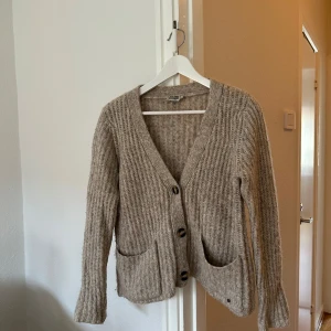 Beige stickad kofta från Twist & Tango - Jättefin ullkofta från Twist&Tango