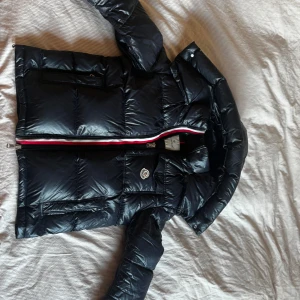 Moncler MontBeliard Navy blue - Hej! säljer min MontBeliard navy. Den har inte använts så mycket, enbart nu under vintern. Den är i storlek 2/M men passar även 3/L. Riktigt fin, varm och stilren jacka som kan användas under våren också! Pris kan diskuteras.
