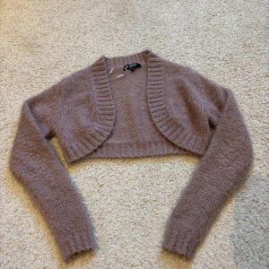 Beige stickad bolerotopp från D-XEL - Säljer en mysig beige stickad bolerotopp från D-XEL. Säljer då den inte anvönds och inte passar längre