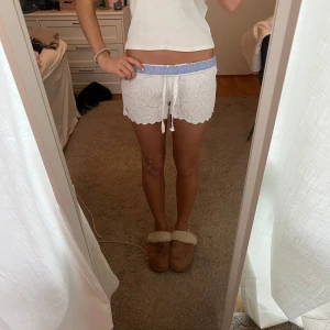 Spetsshorts - Så fina vita spetsshorts perfekt till stranden!💕